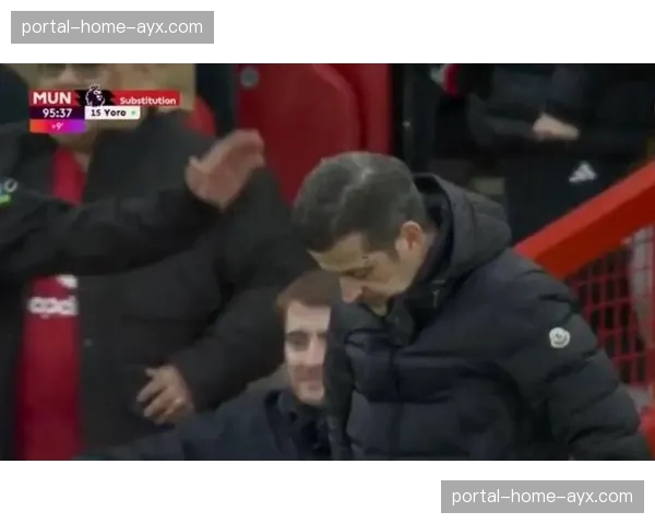 主裁判回看VAR长达五分钟，点球判罚引发双方球员激烈争论